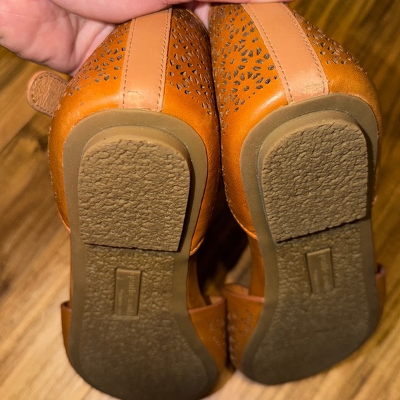 Gentle Souls Kenneth Cole women’s 9 sandals shoes Tan brown cutout flat buckle - Picture 7 of 8